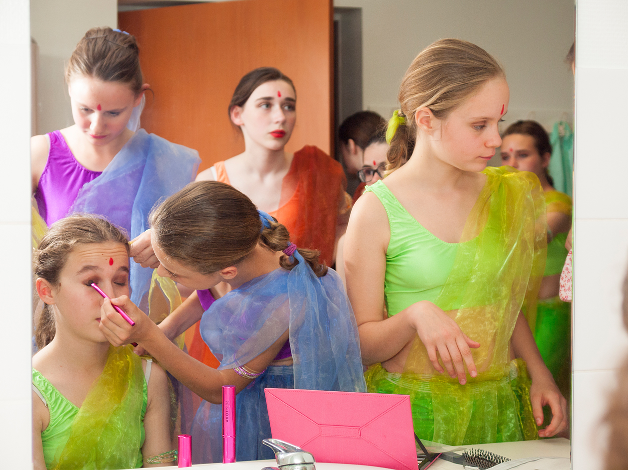 Coulisses - Préparation des danseuses